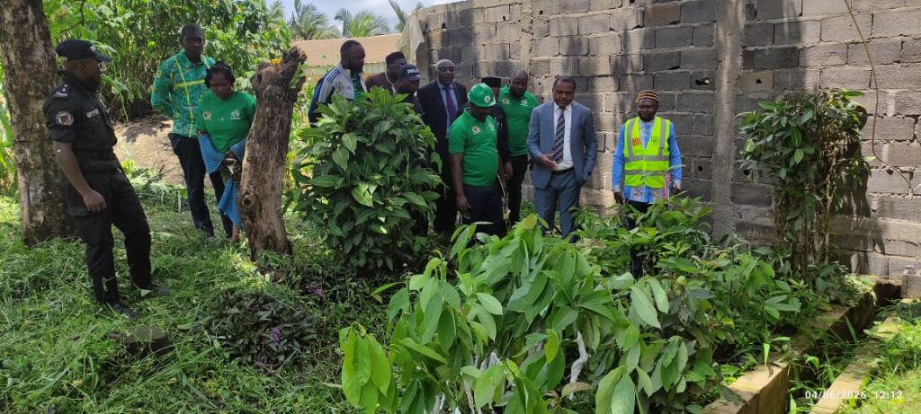 Le reprรฉsentant du Gouverneur vรฉrifiant l'effectivitรฉ de la plantation des arbres